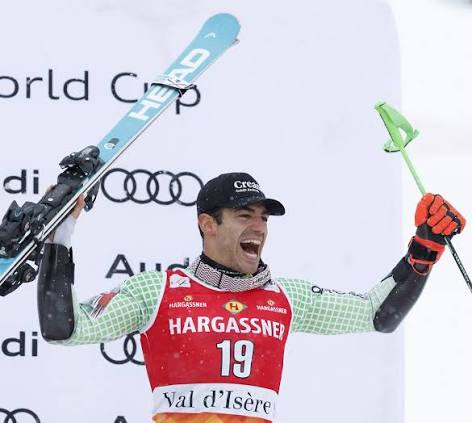 Joan Verdú celebrando en el podio de Val d'Isère